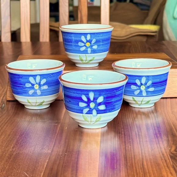Mint Condition! VTG 1970s Japanese Ceramic Teacups w/ Floral Design (set of 4) - Picture 2 of 9